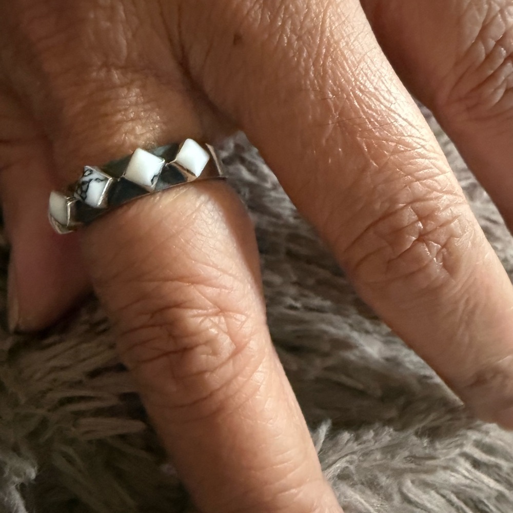 Sterling Silver band ring with white stones approx size 7-8 - Picture 4 of 11